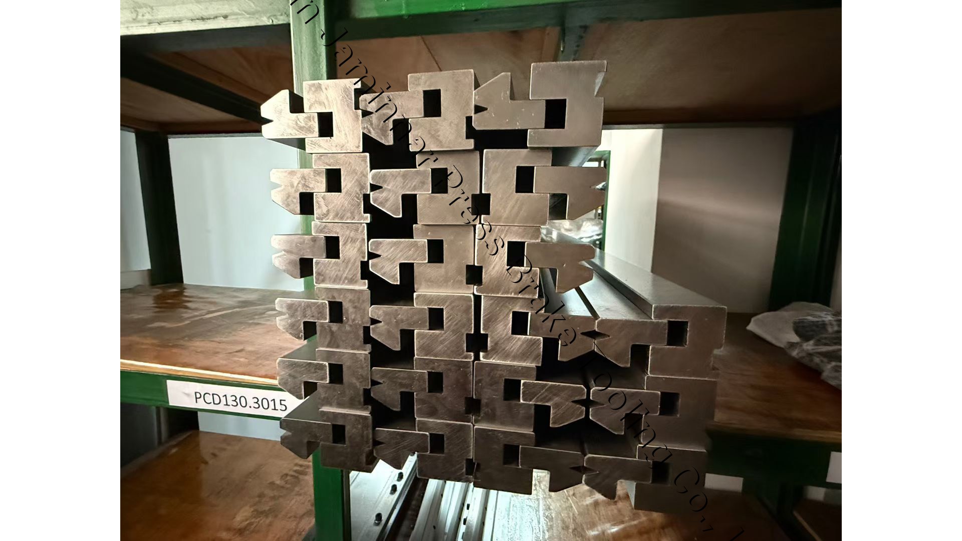 Часть инструмента листогибочного пресса на одном из складов Jaminnar 1